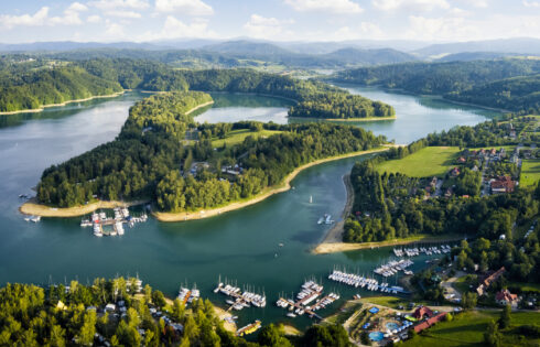 Ce lac artificiel abordable est l'alternative parfaite au célèbre lac de Côme en Italie