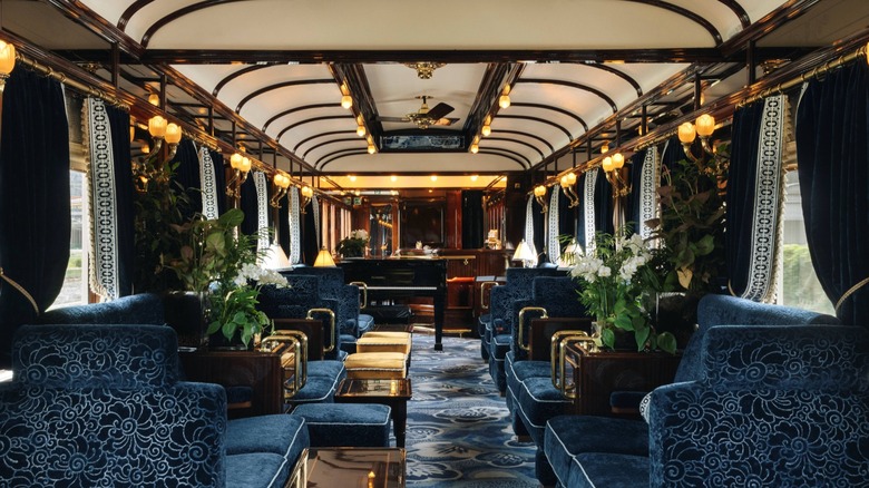 Intérieur du wagon-bar '3674', l'un des wagons du Venice Simplon-Orient-Express, un train de luxe restauré des années 1920 qui transporte des passagers à travers l'Europe