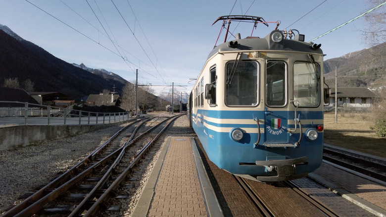 Vue frontale d'un train ferroviaire Vigezzina-Centovalli