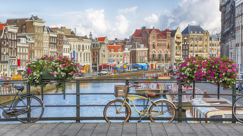 Un vélo garé au bord d'un canal à Amsterdam, aux Pays-Bas
