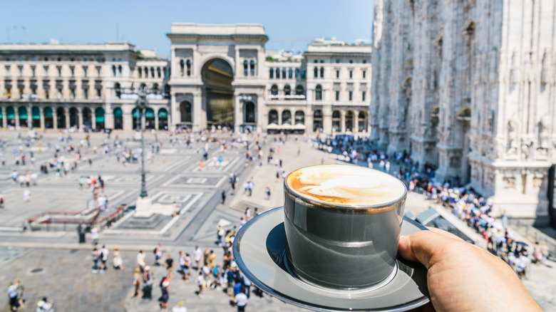 Un cappuccino à la Galleria Vittorio Emanuele II à Milan, Italie