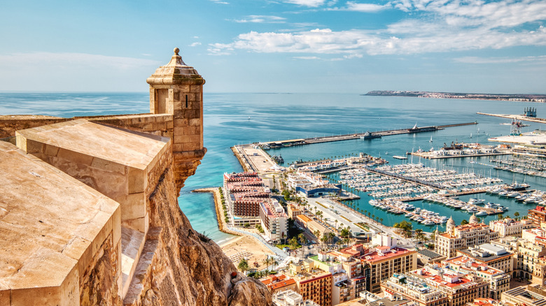 Tourelle du château surplombant la marina d'Alicante, Espagne