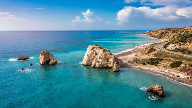 Route côtière et piles de roches le long de la Méditerranée à Chypre