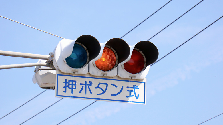 Feu de circulation horizontal avec un panneau en japonais