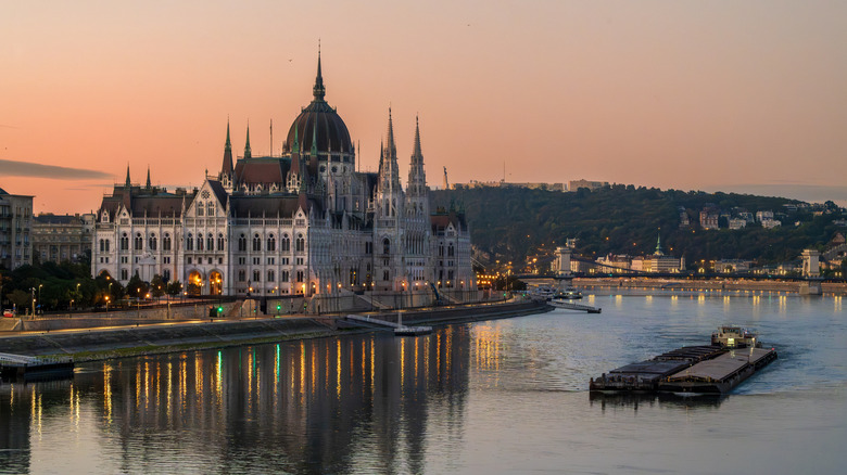 Parlement à Budapest sur le Danube