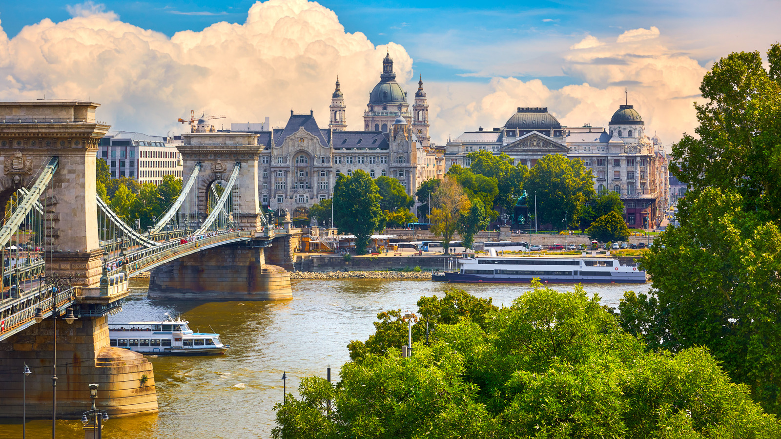 Le protégé de Rick Steves partage ses réflexions sur sa visite dans ce pays d'Europe centrale en période de troubles politiques
