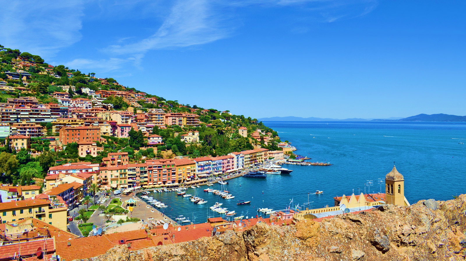 Niché sur la côte toscane se trouve un complexe élégant qui attire les voyageurs dans un coin caché de l'Italie.