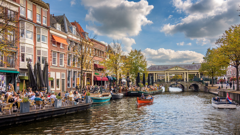 Un canal au centre de Leiden