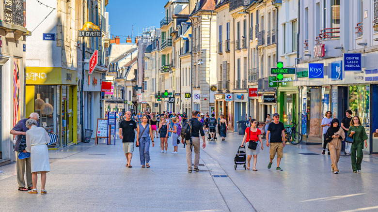 Personnes marchant dans une rue piétonne à Dijon, France