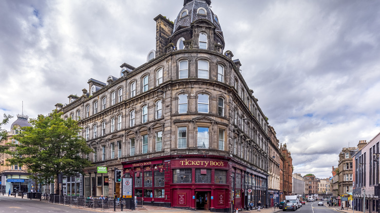 Un pub d'angle à Dundee, en Écosse