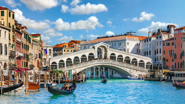 Le célèbre pont du Rialto sur le Grand Canal de Venise