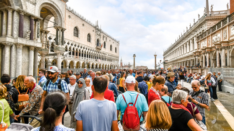 Une foule immense sur la place principale de Venise
