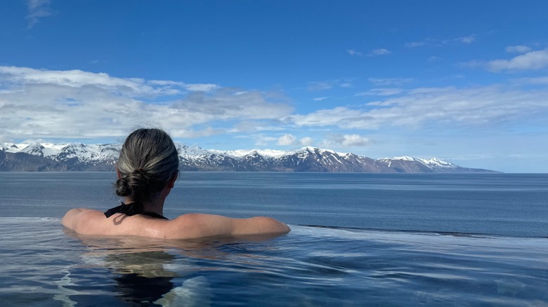 Des femmes regardent la mer depuis une piscine chaude dans le nord-est de l'Islande