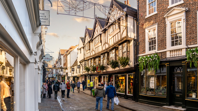 Rue pavée et maisons à ossature bois avec décorations de Noël