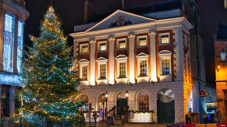 Arbre de Noël devant le bâtiment géorgien rouge