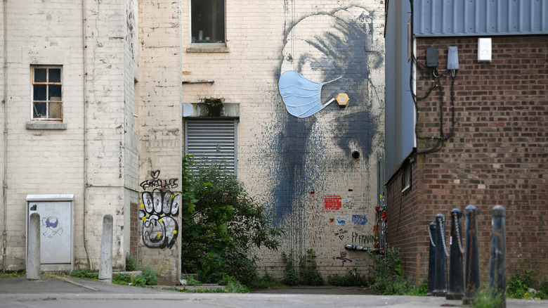 La Fille au tympan percé peinte sur un bâtiment à Bristol, en Angleterre, par le graffeur Banksy