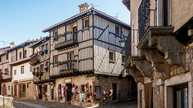 Vues sur les bâtiments historiques et les rues pavées de La Alberca
