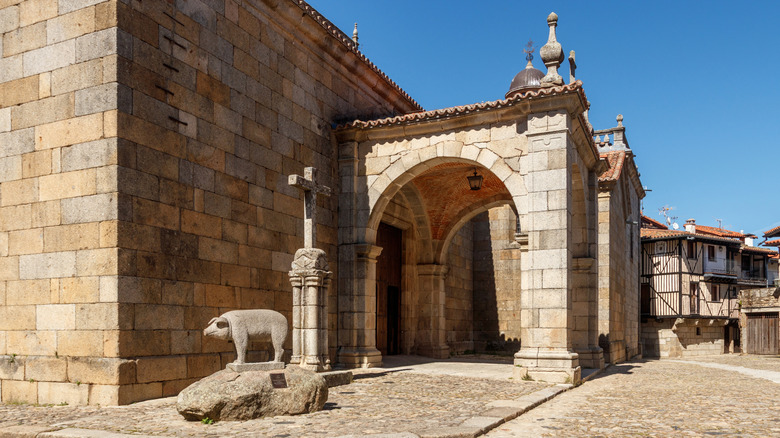 Une statue d'un cochon devant une église de La Alberca