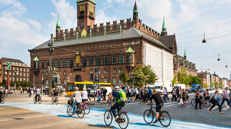 Motards à Copenhague traversant la rue