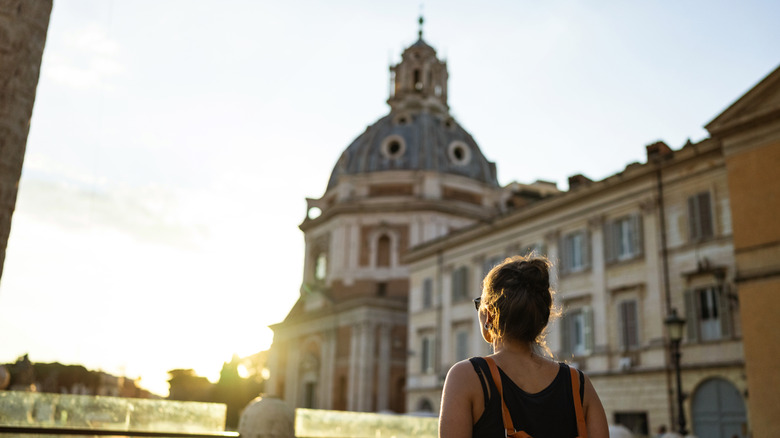 Vue arrière d'une femme à Rome