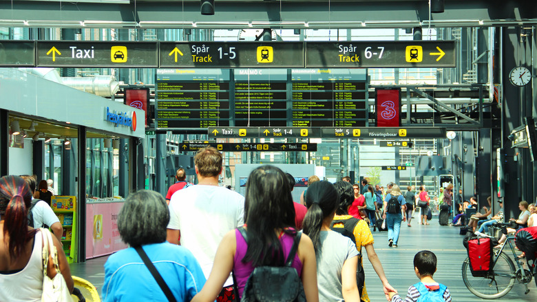 Passagers marchant le long de la gare centrale de Malmö