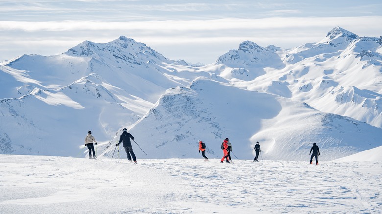 Montagnes autrichiennes entièrement recouvertes de neige avec quelques écueils