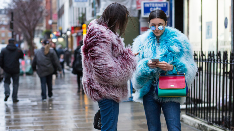 Deux Londoniens dans la rue pendant la fashion week