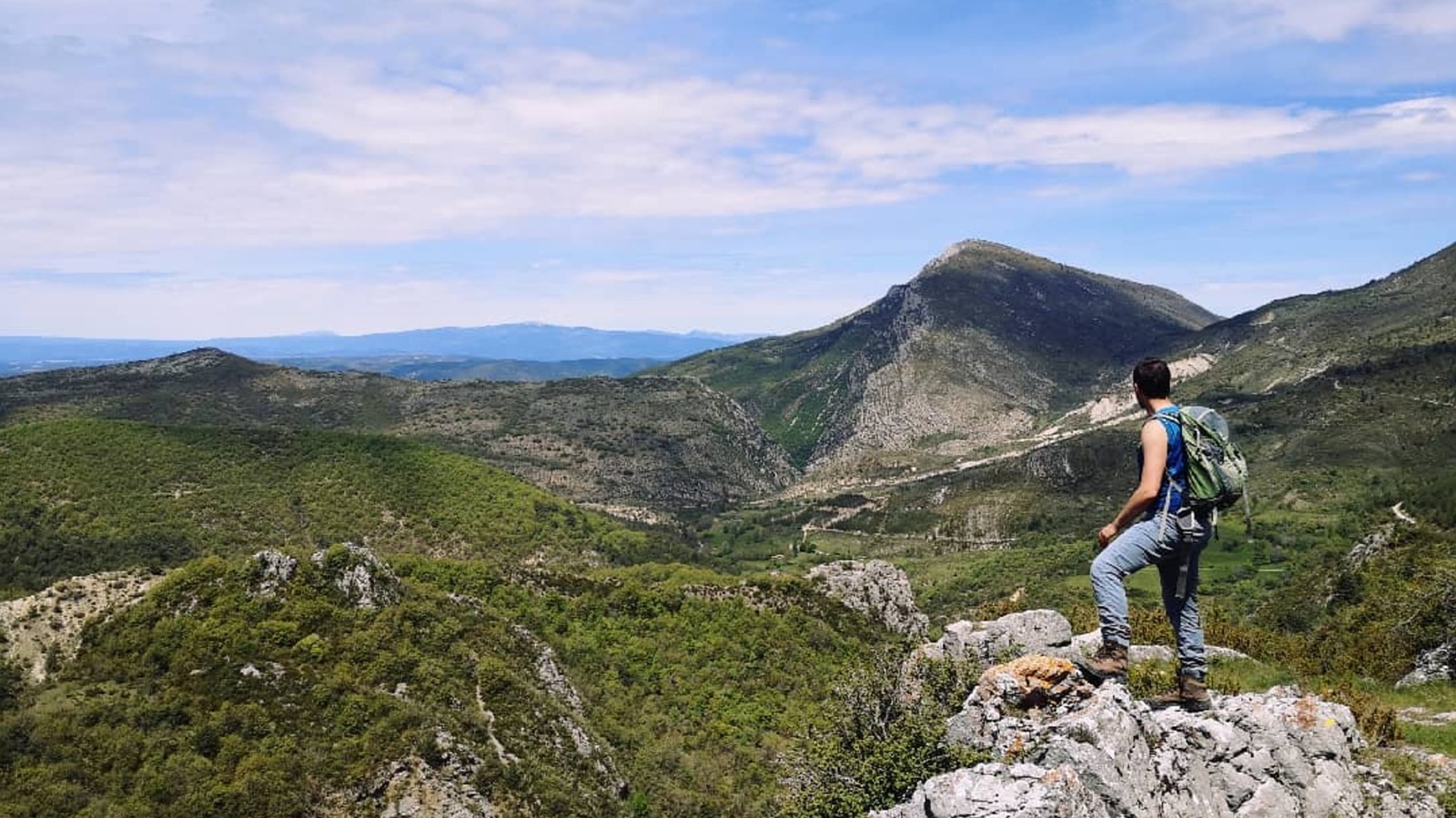 Perché dans les Alpes françaises se trouve un village oublié et abandonné avec une vue panoramique sur les montagnes