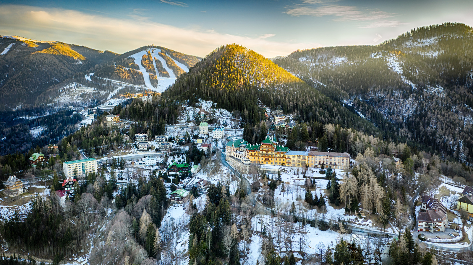 La région européenne avec ses stations thermales, son ski et ses marchés de vacances est l'escapade hivernale idéale
