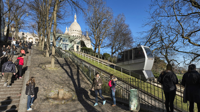 Escaliers et funiculaire vers le Sacré Coeur à Paris, France