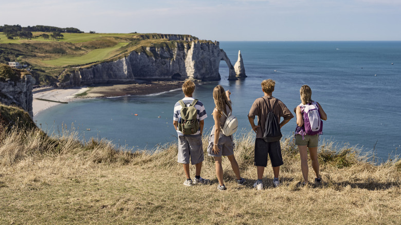 Touristes en randonnée à Etretat, Normandie