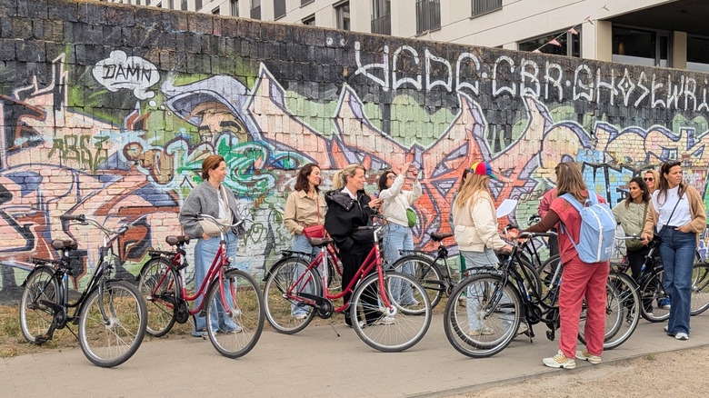 Femmes faisant un tour à vélo à Berlin