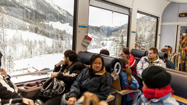 Touristes prenant le train en Suisse