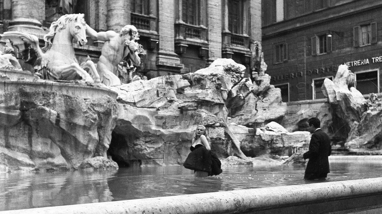 Scène célèbre de la fontaine de Trevi de « La Dolce Vita »