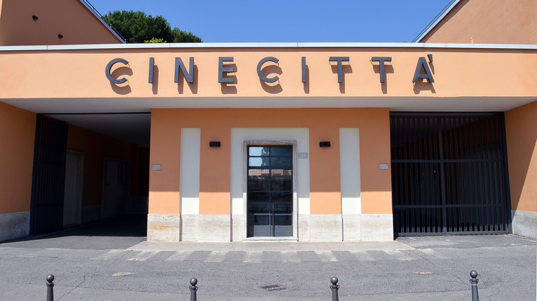 Entrée Art déco des studios de cinéma Cinecitta, où
