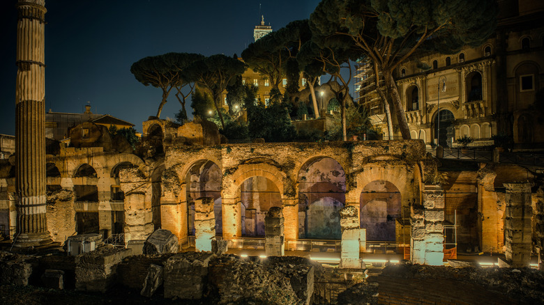 Ruines du Forum romain la nuit.