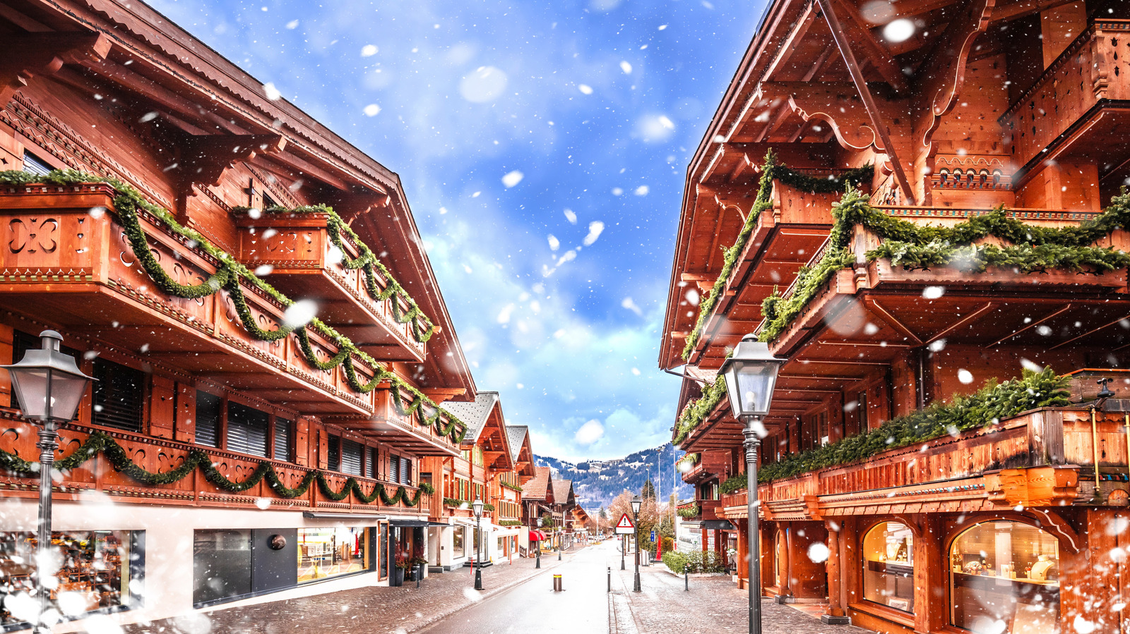 La ville de montagne de Glam en Suisse possède une promenade bordée de chalets, des complexes hôteliers 5 étoiles et un glacier skiable
