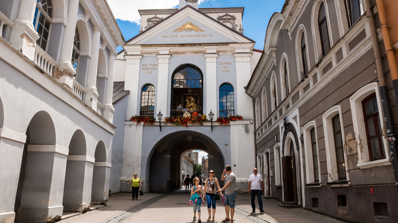 Famille marchant à Vilnius, Lituanie