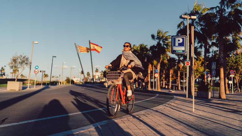 Personne avec un foulard faisant du vélo dans les rues peu fréquentées de Valence