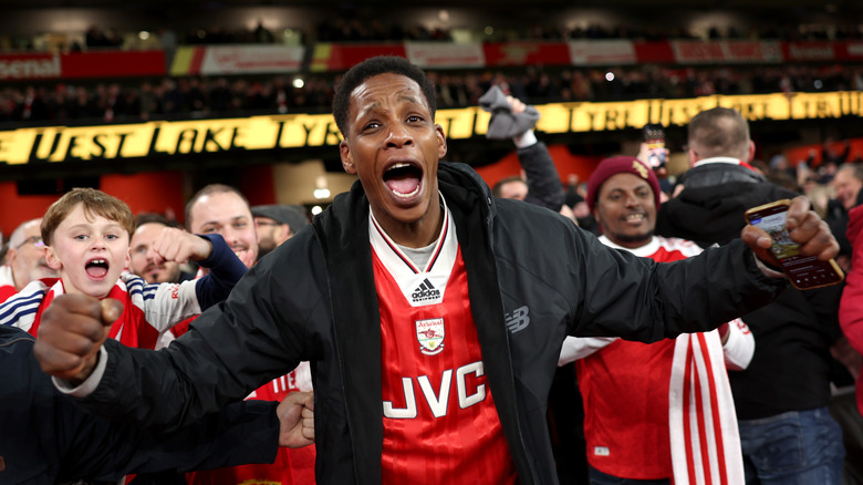 Les supporters d'Arsenal applaudissent