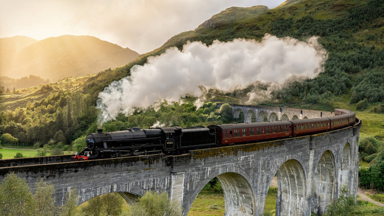Le train à vapeur Jacobite traversant le viaduc de Glenfinnan