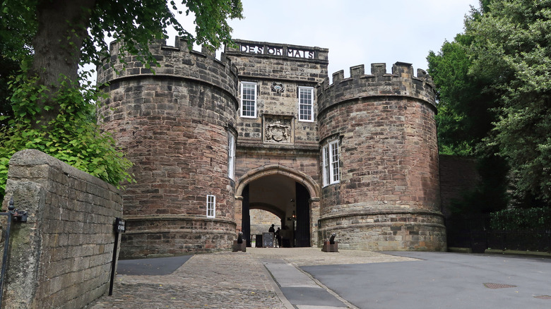 Impressionnante guérite en pierre avec tourelles au château de Skipton