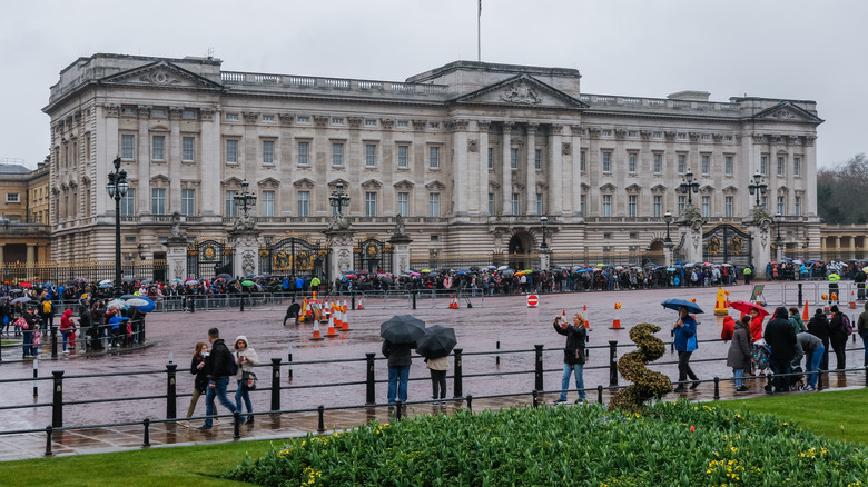 Jour de pluie au palais de Buckingham, Londres, Angleterre