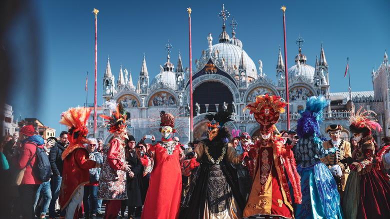 Fêtards costumés au Carnaval de Venise, Italie