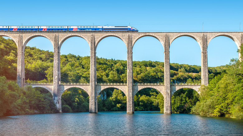 Train circulant sur le pont du viaduc de Cize-Bolozon dans les gorges de l'Ain, France