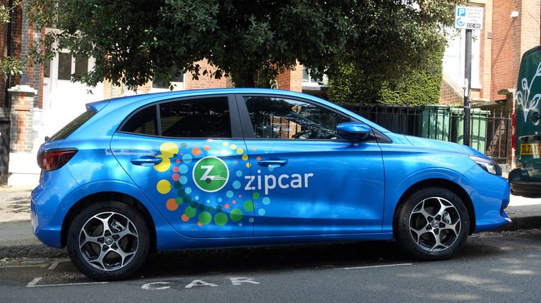 Voiture avec le logo Zipcar sur le côté