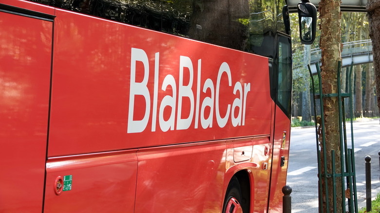 Bus avec logo BlaBlaCar sur le côté