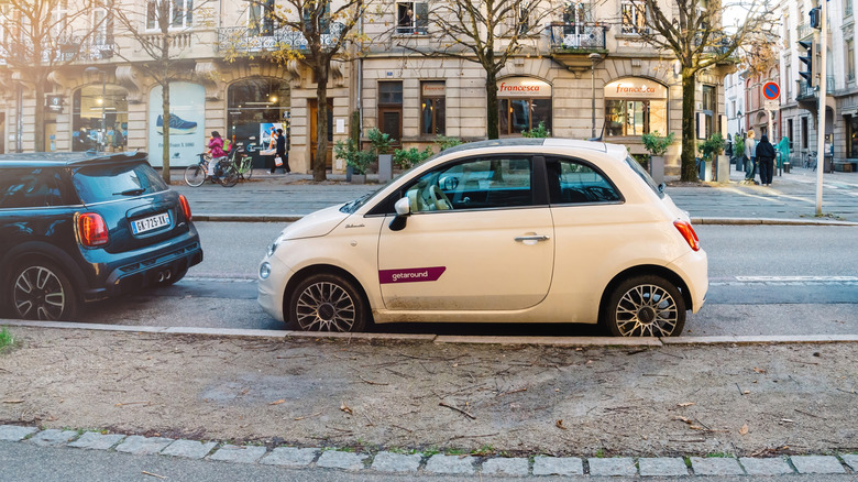 Voiture garée au bord d'une rue avec un logo Getaround