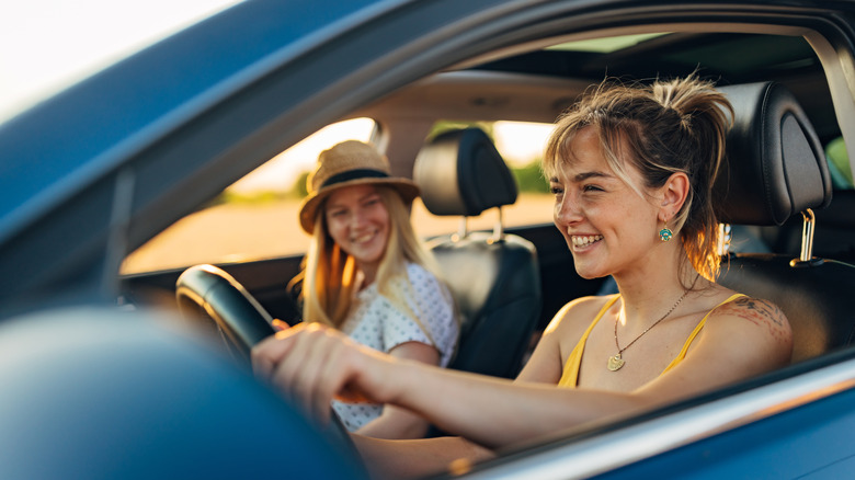 Deux jeunes femmes souriantes dans une voiture