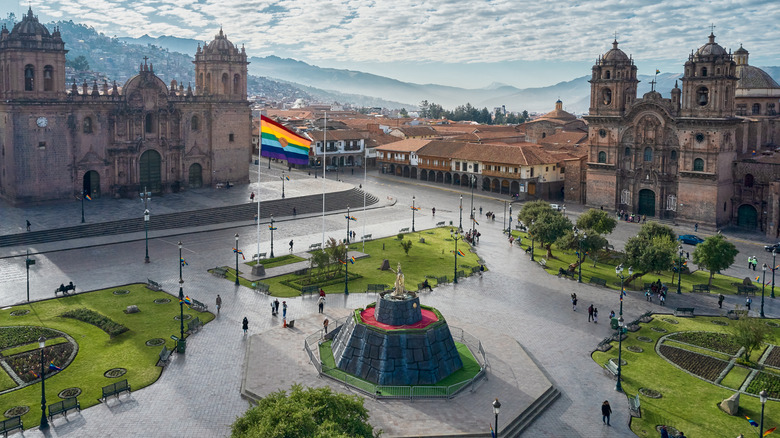 Une place publique à Cuzco, au Pérou, avec des églises et des bâtiments de style colonial